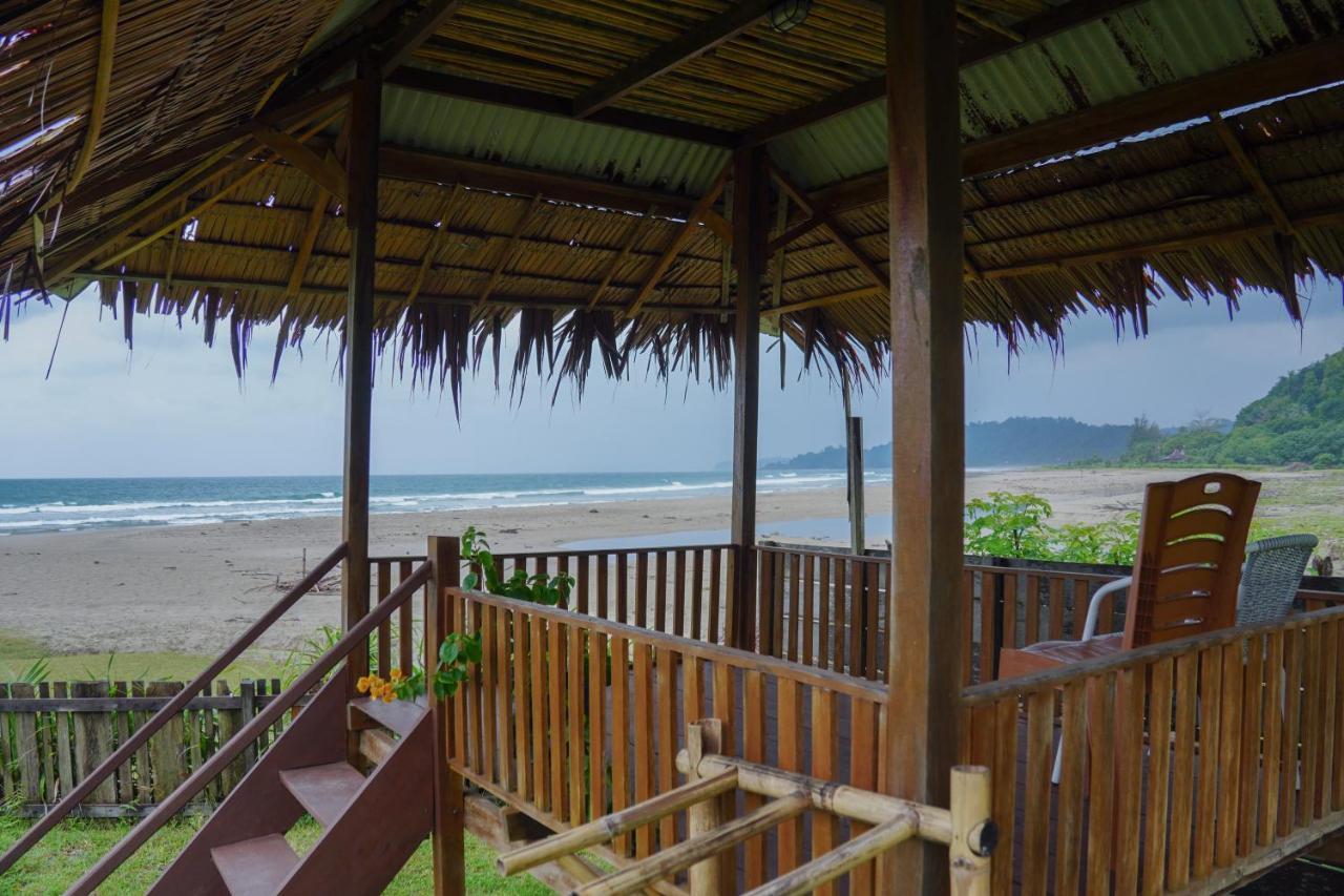 Momos Surf Shack Otel Salul Dış mekan fotoğraf